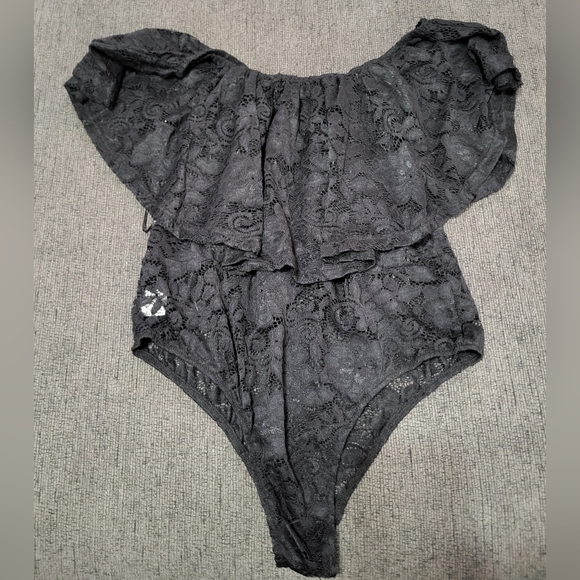 NWOT Off Shoulder Floral Lace Bodysuit - Picture 6 of 10
